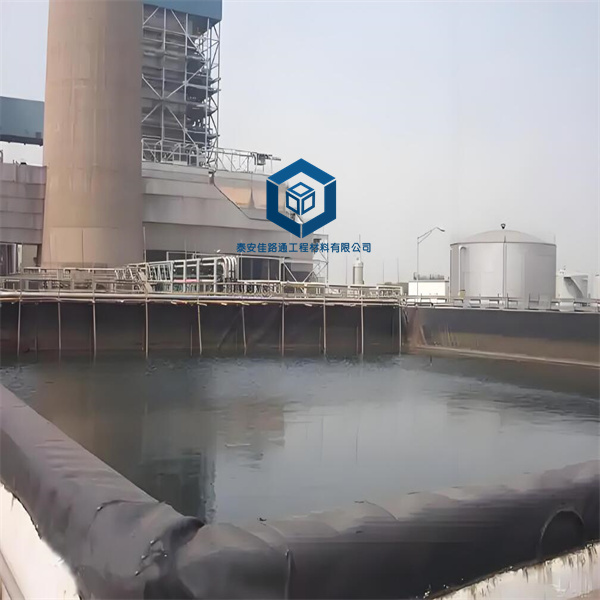 1.5mm土工膜在化工廠污水處理廠的應(yīng)用優(yōu)勢(shì)與實(shí)施方案
